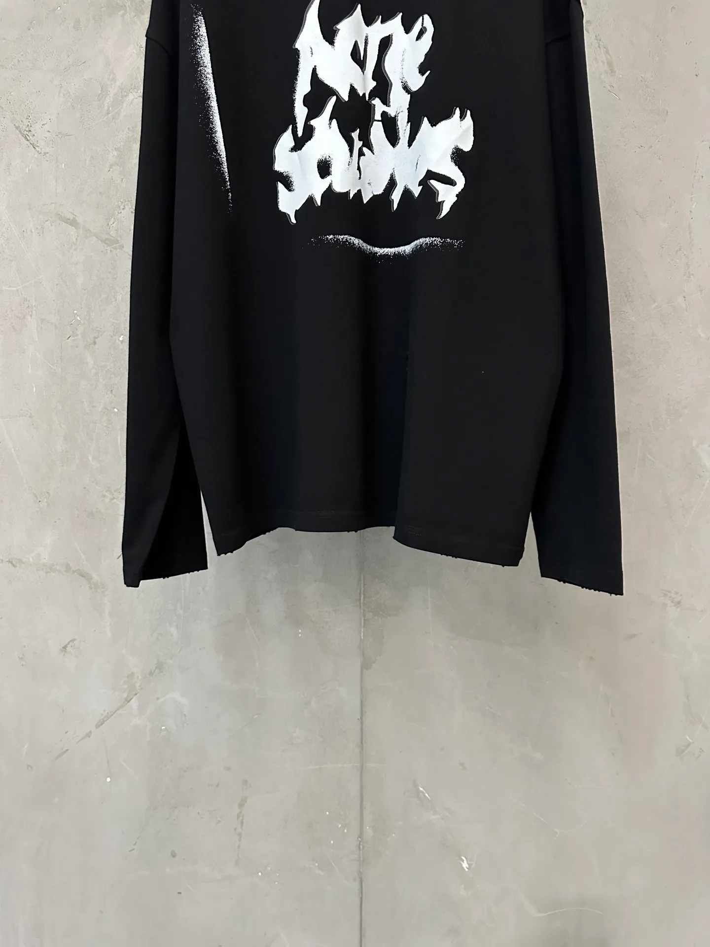 165 Acne studio FW 26 Gothic style distressed logo long-sleeved T-shirt Fabric: High-definition super heavyweight cotton double yarn compact Xinjiang cotton Weight gram Paired with 2*2 Salona rib Clean cloth surface Clear cloth texture Tight and stiff High color fastness No change in shape No Color Change Customized hardware Thread Accessories Matching version Men and women Same Style Color: Black Cream White Size: XS S M L XL